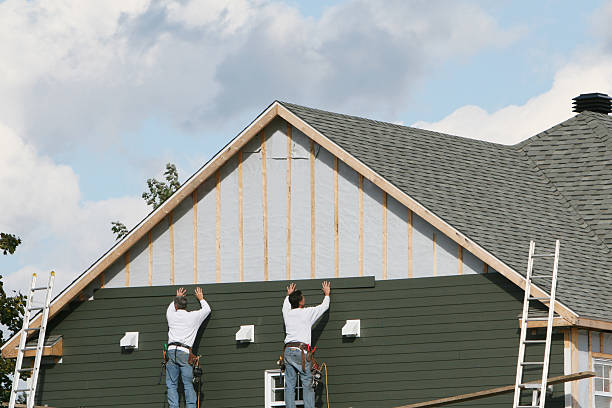 Professional Siding technician working in Itasca, IL